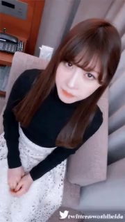 约两嫩妹闺蜜走后开操 吸奶摸穴调情 抬腿侧入呻吟大声 上位骑乘自己动 猛操晃动奶子